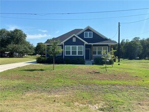 Building Photo - 606 W 1st St