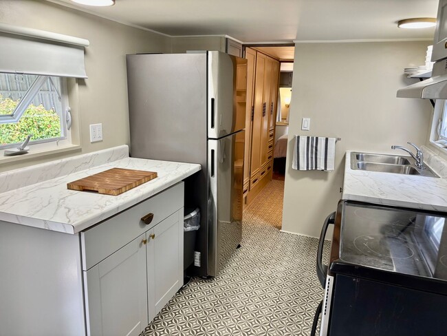 Building Photo - Bright & Newly Renovated FURNISHED 1-Bedroom Rental