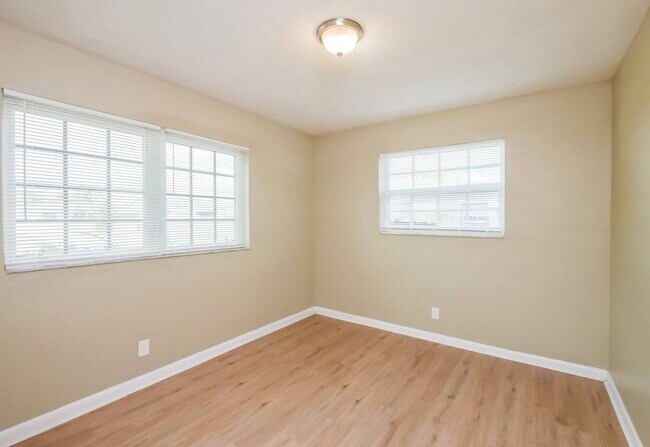 Foto del edificio - 935 Ridgeside Ct