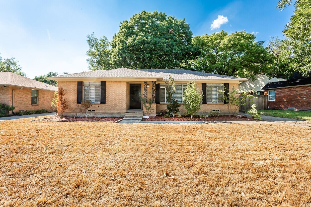 2 Bedroom, 2 Bath in Old Lake Highlands - 2 Bedroom, 2 Bath in Old Lake Highlands