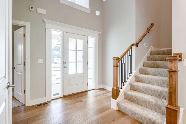 Foto del edificio - {4620} James Engle Custom Home built in 2019 + Main Floor Primary Bedroom + Finished Basement wit...