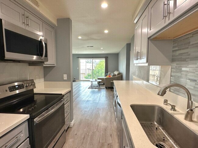 Foto del edificio - 1741 Neil Armstrong St