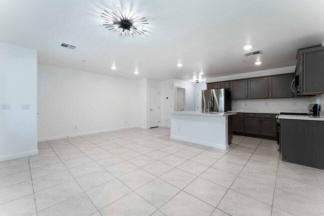 Building Photo - Luxurious Home with Modern Upgrades!