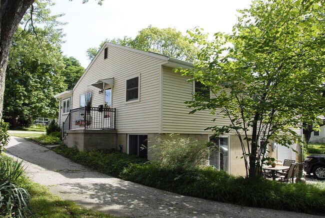 Foto del edificio - 2408 E 7th St