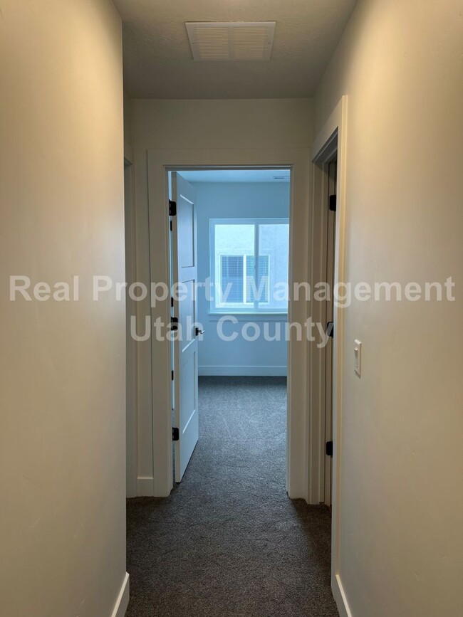 Foto del edificio - New AF Townhome
