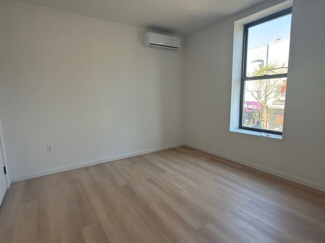 Foto del edificio - 5722 Myrtle Ave