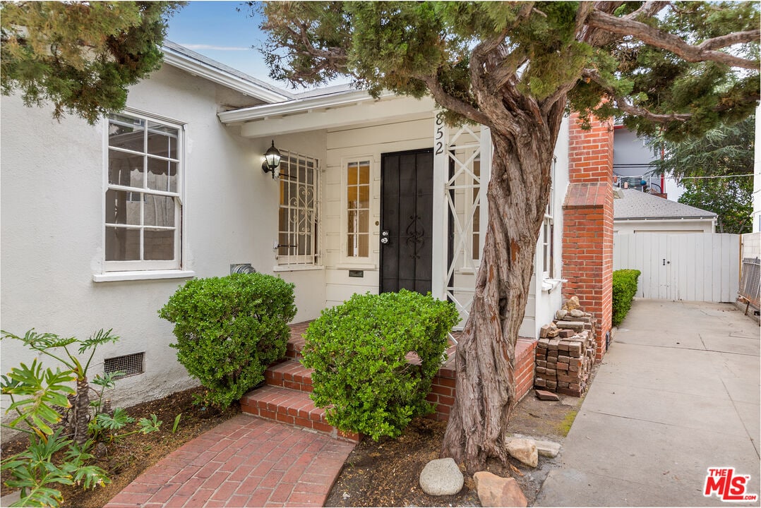 Primary Photo - 852 N FORMOSA Ave