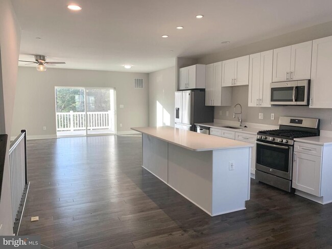 Building Photo - Beautiful end of group 4bd 3.5bth townhous...