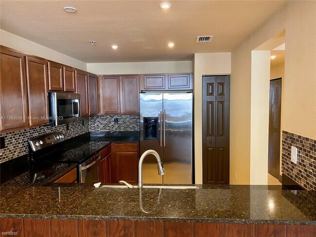 Foto del edificio - 3 br, 2 bath Condo - 8800 NW 107th Ct