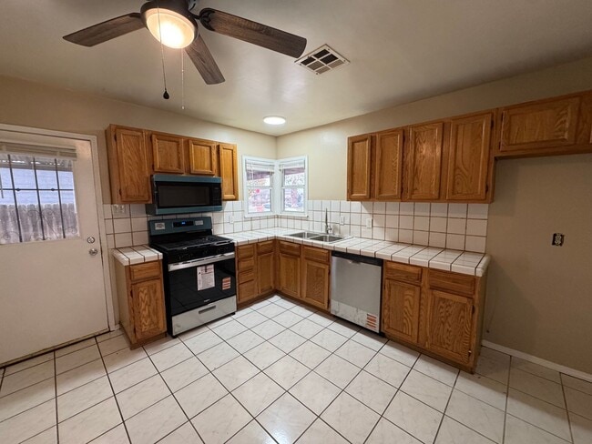 Building Photo - Charming home in 93308!