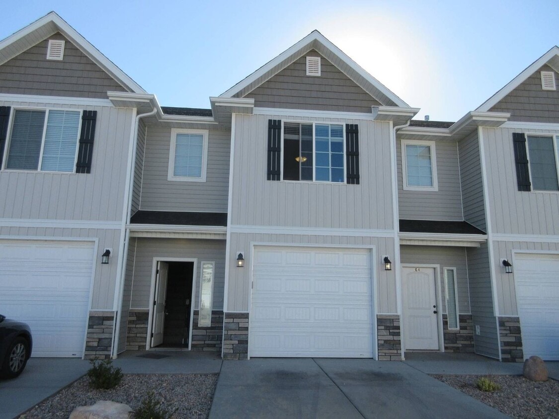 Primary Photo - 3 bed - 2.5 bath - Newer town home living ...