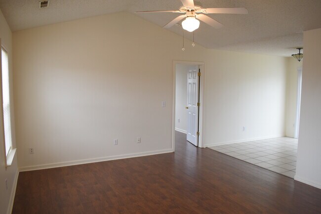 Foto del edificio - 2500 Hawes Ct
