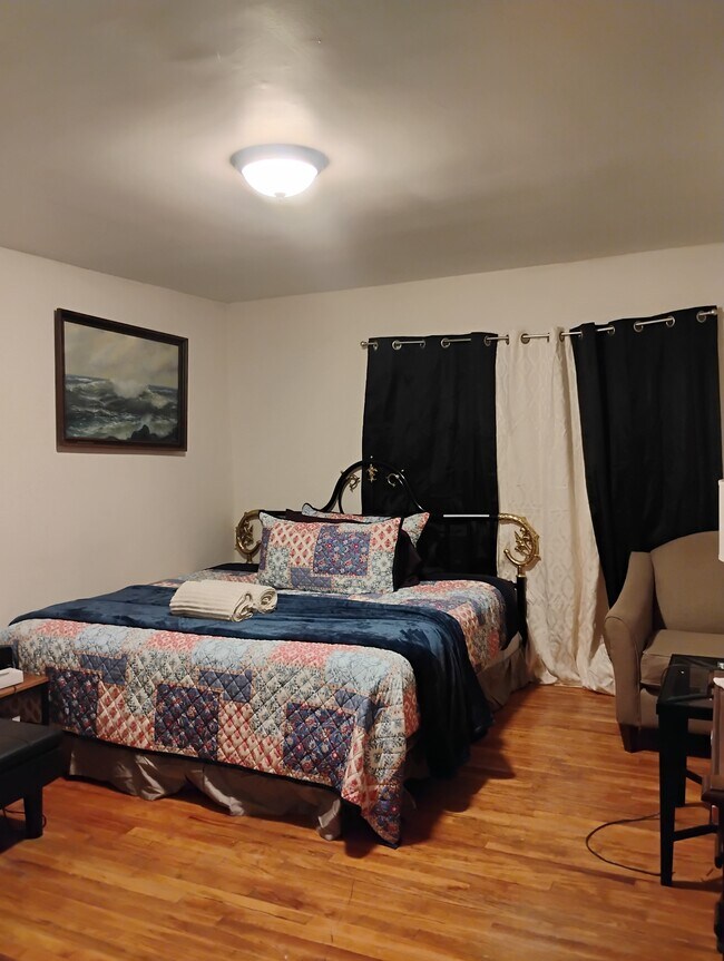 Cama tamaño king - 569 W Broadway