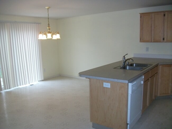 Building Photo - Spacious 4 Bedroom Home w/ Upstairs Laundry & Fully Fenced Yard!