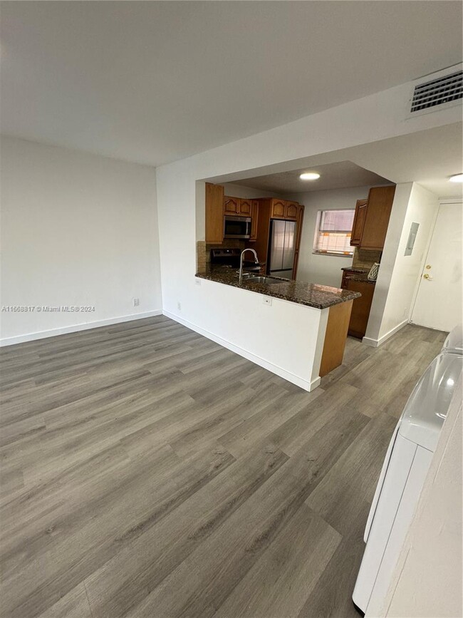 Building Photo - 2820 Riverside Dr
