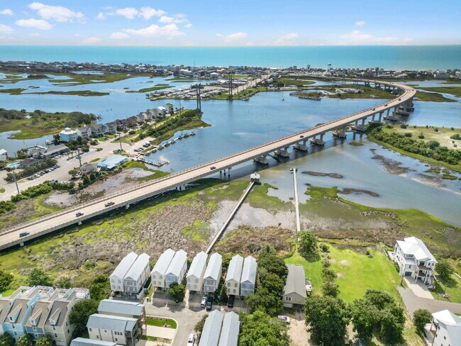 Foto del edificio - Coastal Comfort Awaits: Spacious 3-Bed, 3-Bath Townhouse in Surf City!