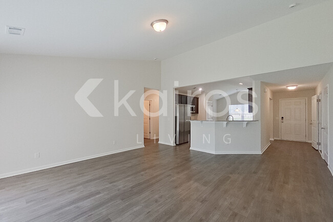 Building Photo - 109 Lord Effingham Wy