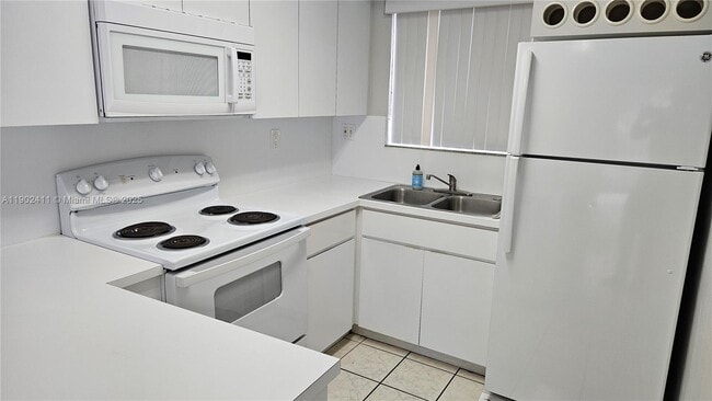 Foto del edificio - 8079 NW 8th St