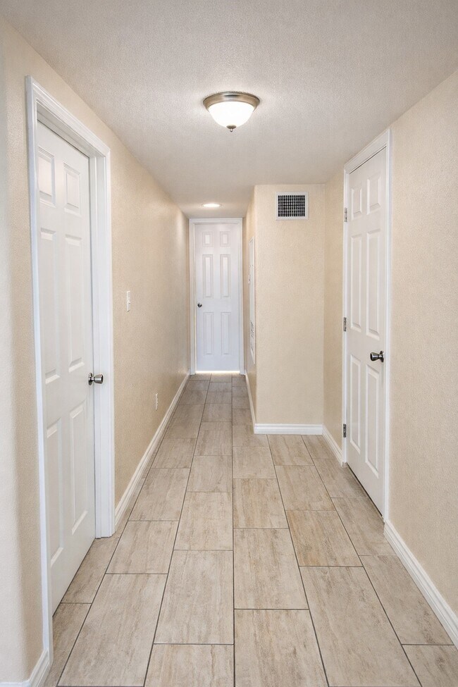 Building Photo - 706 Harris Ave