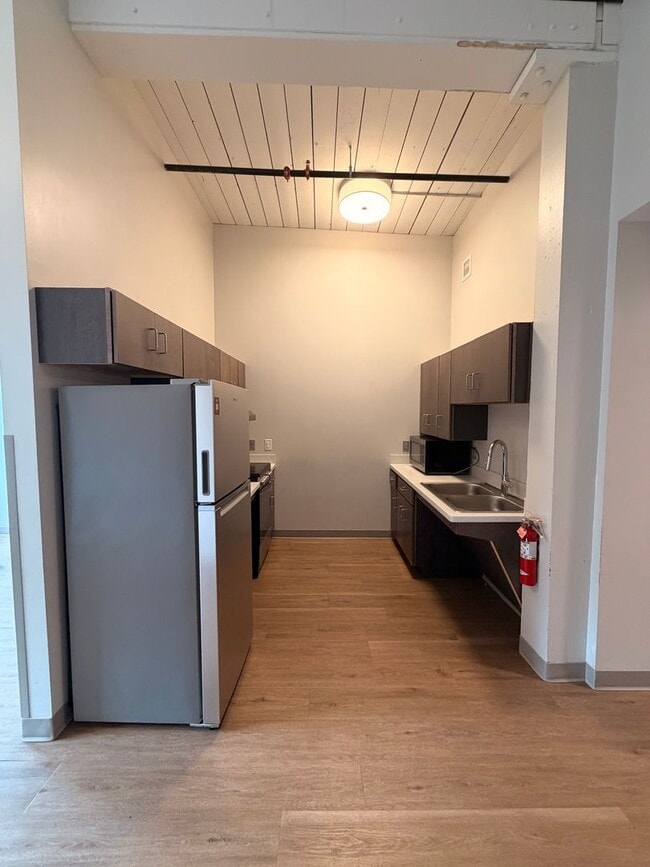 Building Photo - Dewitt Block, Rare 2 Bed/1 Bath Apartment Available Immediately - $1,866 - ALL UTILITIES INCLUDED