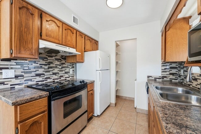 Building Photo - 16657 E Gunsight Dr