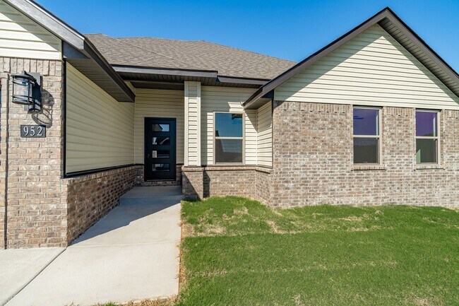 Foto del edificio - LIKE NEW 3-bedroom 2 bath Home in Prairie Grove!! FENCED YARD INCLUDED!
