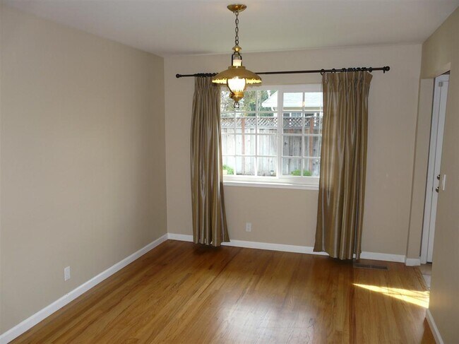 Foto del edificio - Bright 3 Bedroom 3 Bath Home in Cupertino ...