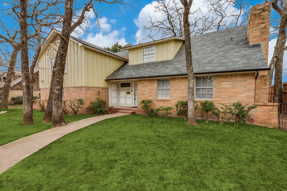 Primary Photo - Beautiful 6 bedrom home