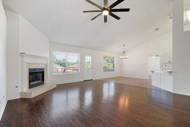 Building Photo - UPCOMING LISTING Four Bedroom Rental in Th...