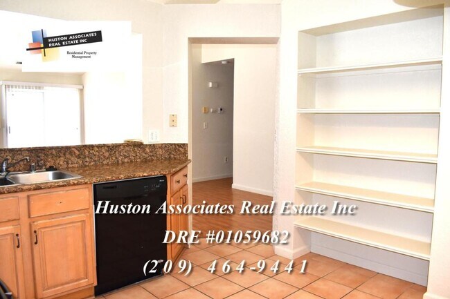 Foto del edificio - 2461 Fairway Glen St
