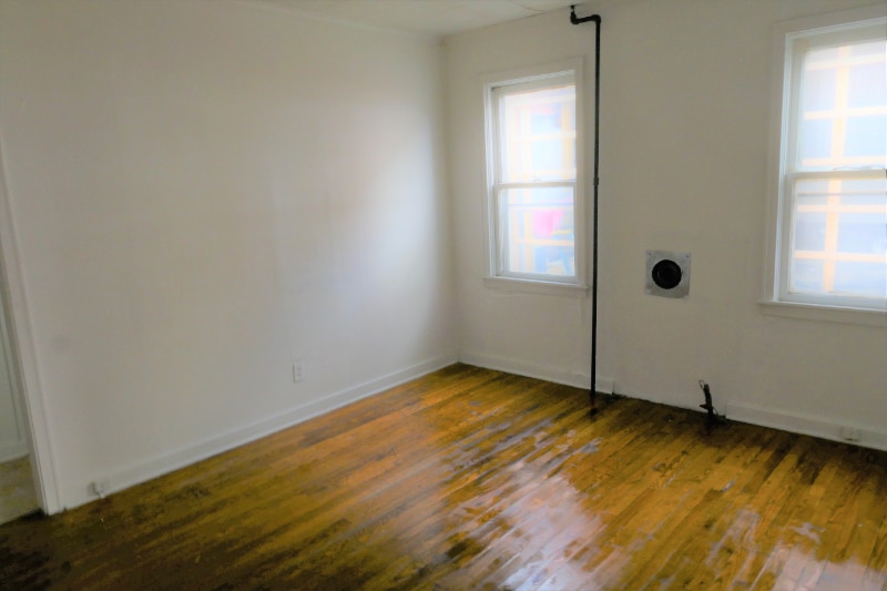 Primary Photo - 27 Robinson St