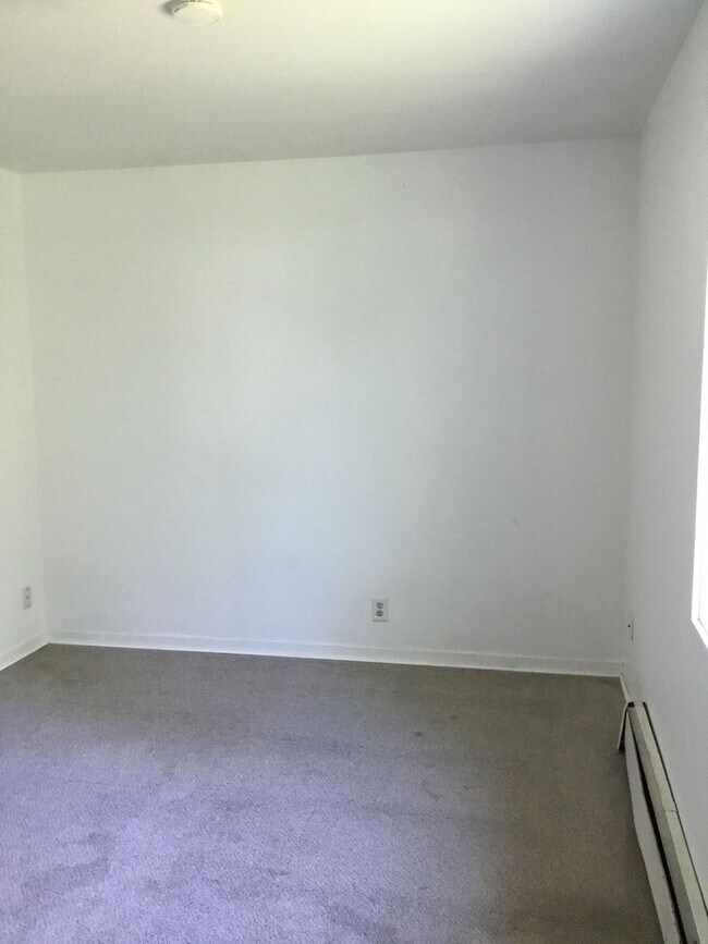 Building Photo - Great cozy unit with private deck entrance