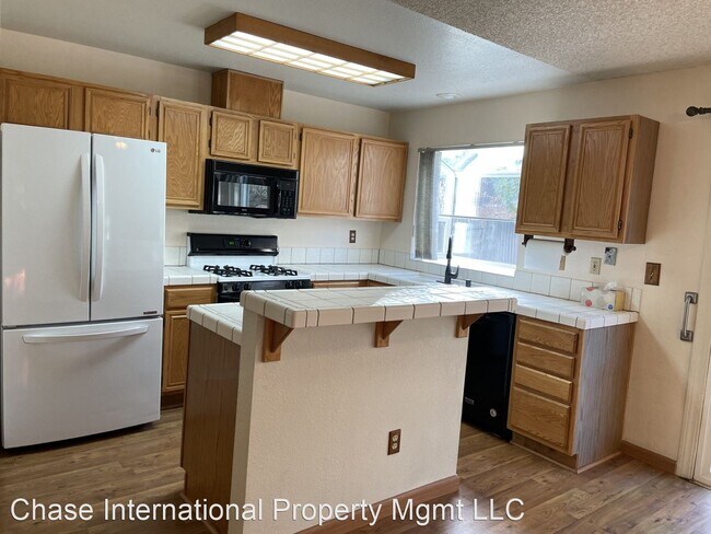 Building Photo - 3 br, 2.5 bath House - 5890 Starcrest Ave