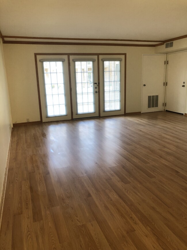 Spacious Living Room - 601 Quincy Bridge Ln