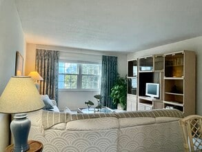 Building Photo - 701 Poinsettia Rd