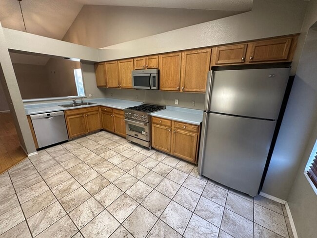 Foto del edificio - 4 Bed 3 Bath Located in Crestline Heights!!