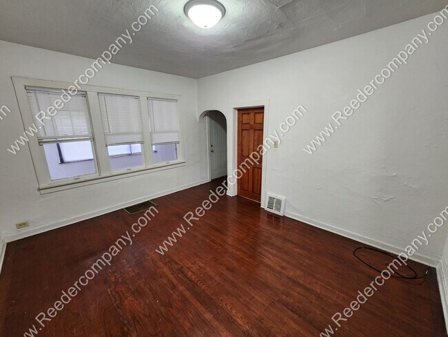 Building Photo - Spacious 3 bedroom house