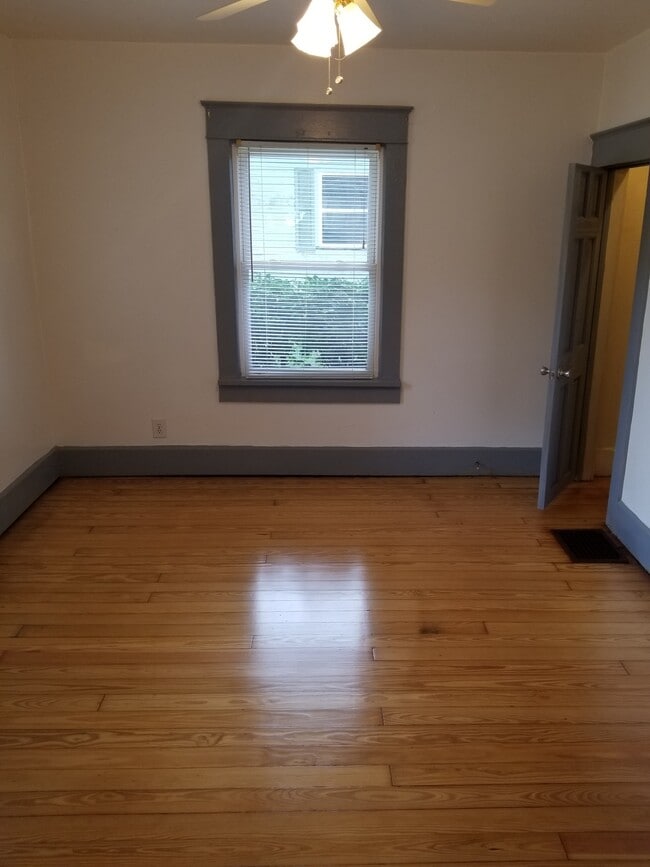 Building Photo - 3401 Hamilton Pl