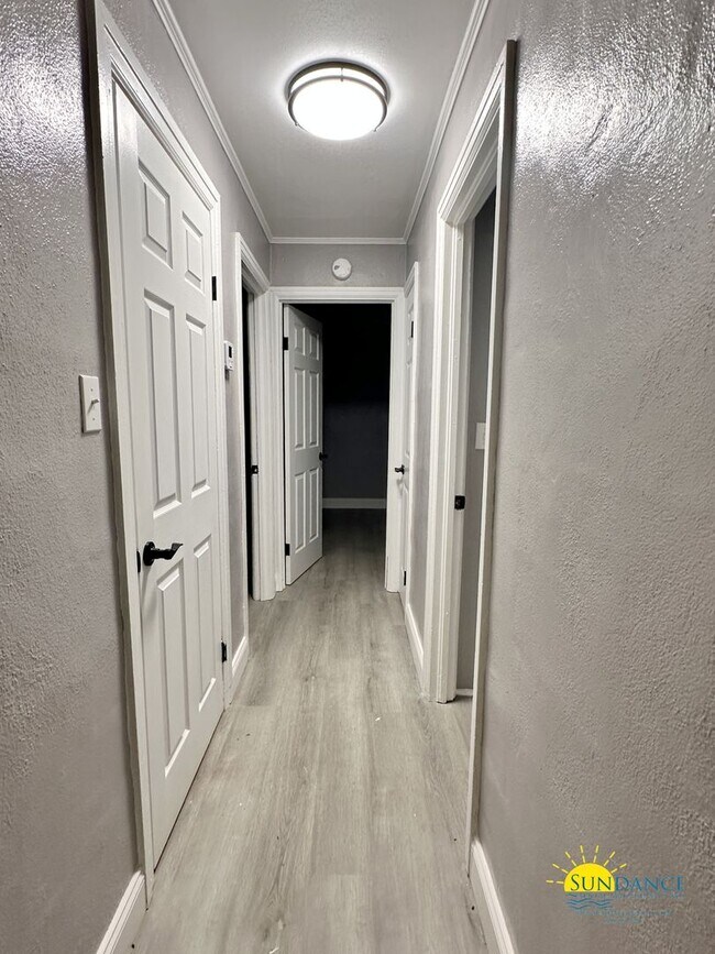 Building Photo - Renovated cottage in central Fort Walton B...