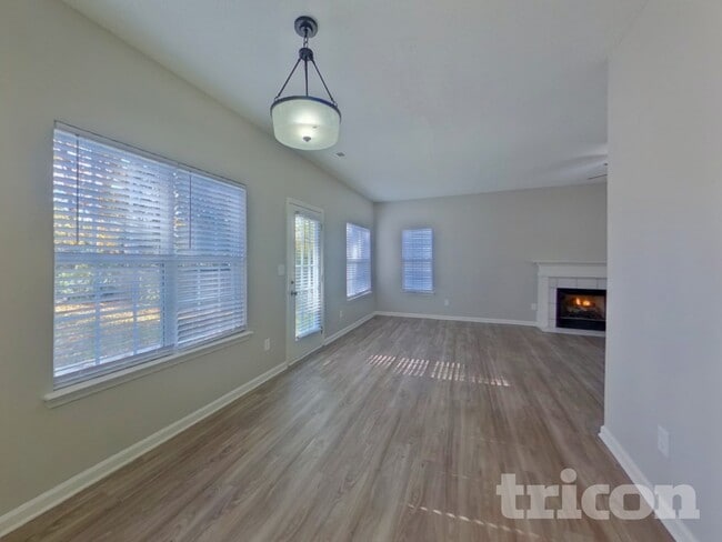 Building Photo - 1411 Hollythorne Dr