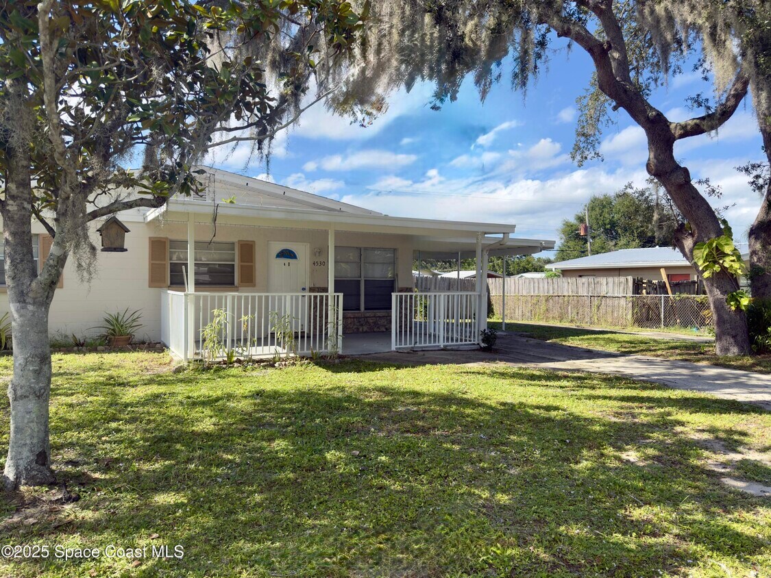 Foto principal - 4530 Coleridge Ave