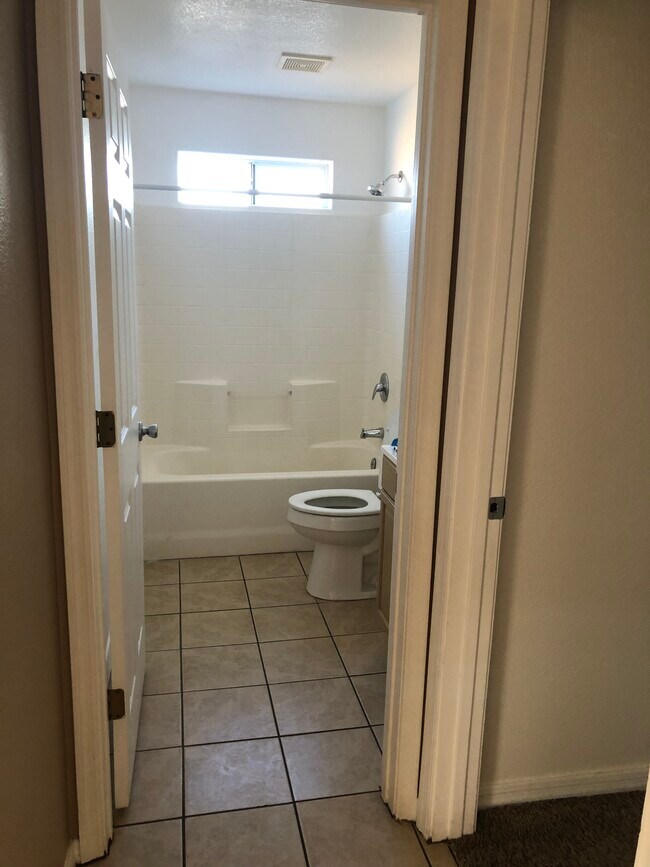 Building Photo - 2117 Clearwater Dr