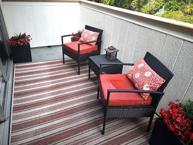 Foto del edificio - Fully Furnished Greenbrae Condo on Corte M...