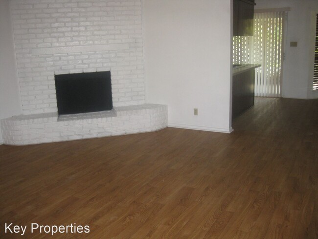 Building Photo - 2 br, 1.5 bath House - 1003 Poplar Street