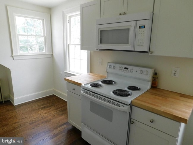 Building Photo - 814 Brompton St