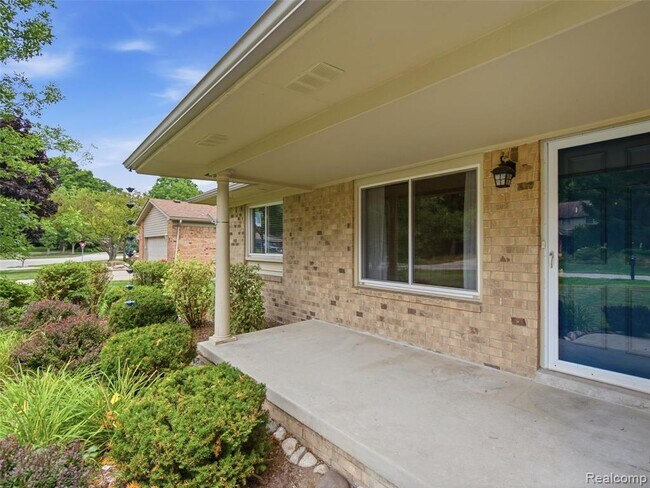 Foto del edificio - 2387 Sanders Pl