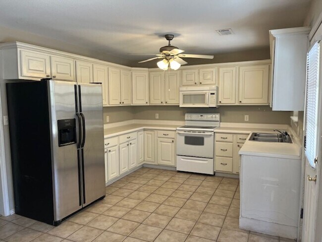 Foto del edificio - Introducing a charming 3-bedroom, 2-bathroom house located in the desirable area of Russellville,...