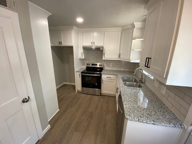 Building Photo - 628 S Andrews Ave