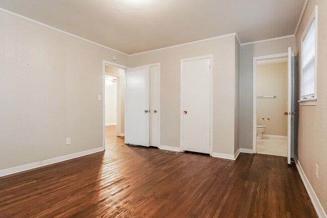 Building Photo - Adorable Center Point Home
