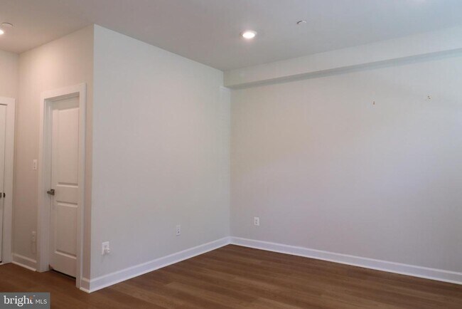 Building Photo - 13028 Hattontown Square